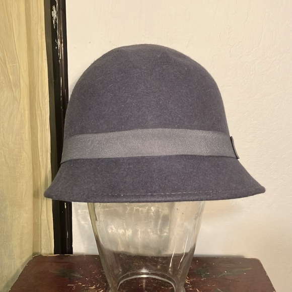 Classic hat
Does not lose its shape 
100% wool - Picture 3 of 7